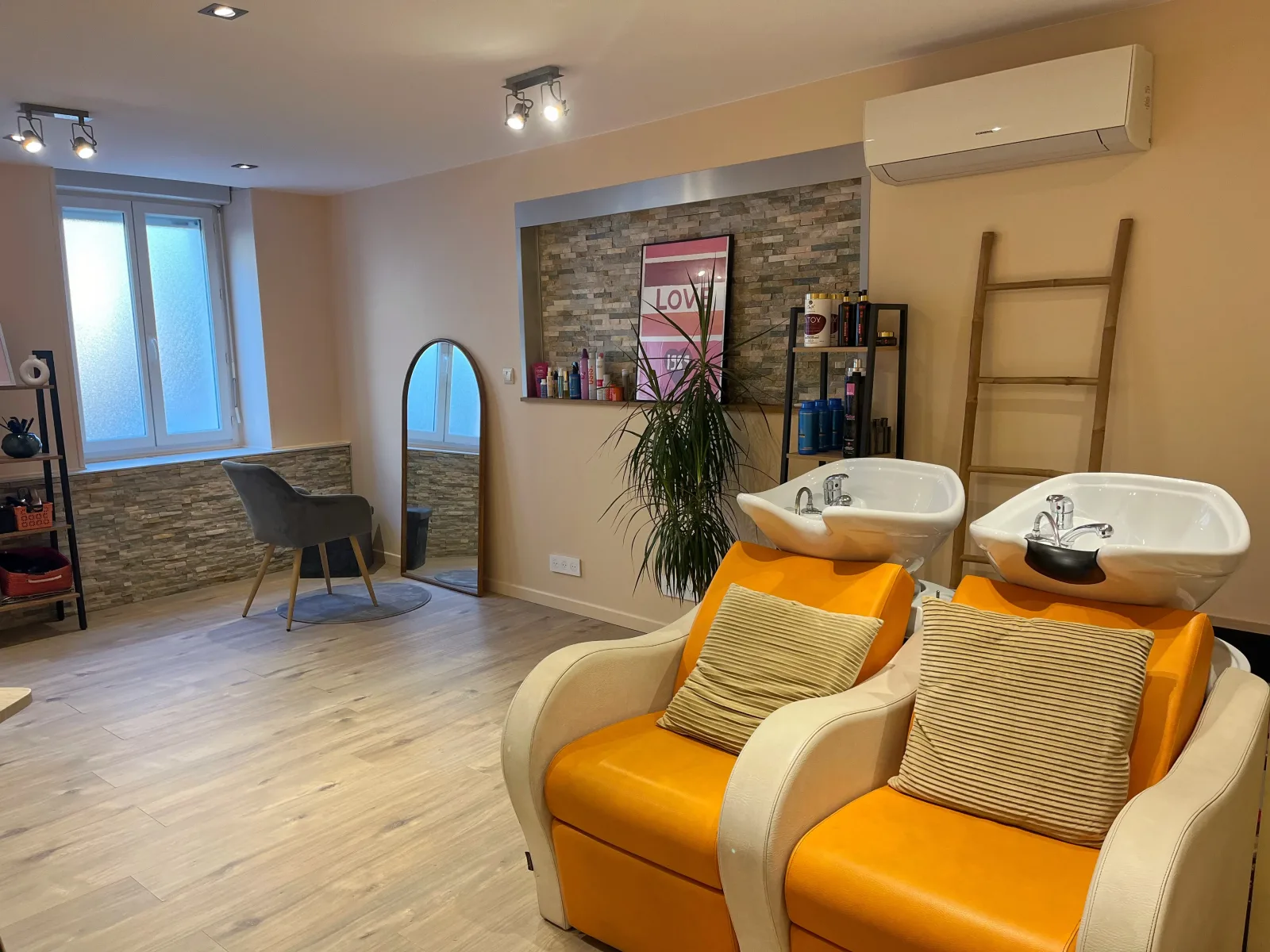 Salon Flora