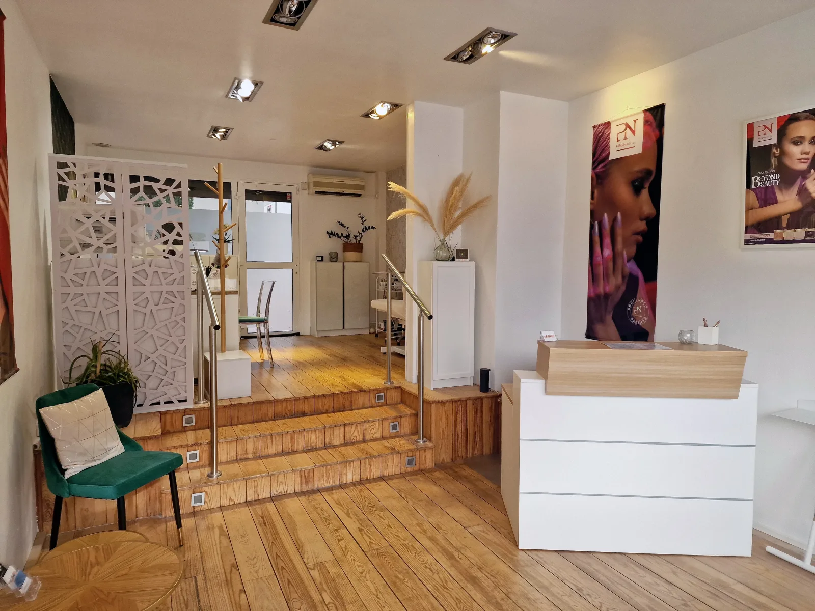 Elodie Nails - Onglerie Draguignan - Photo de couverture - OneBooking