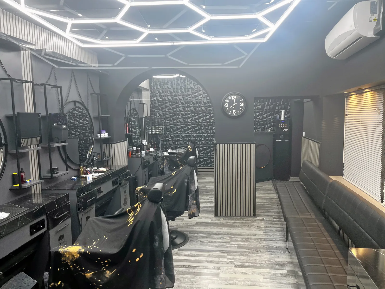 716 coiffure - Coiffure Saint-Genis-Laval - Photo de couverture - OneBooking