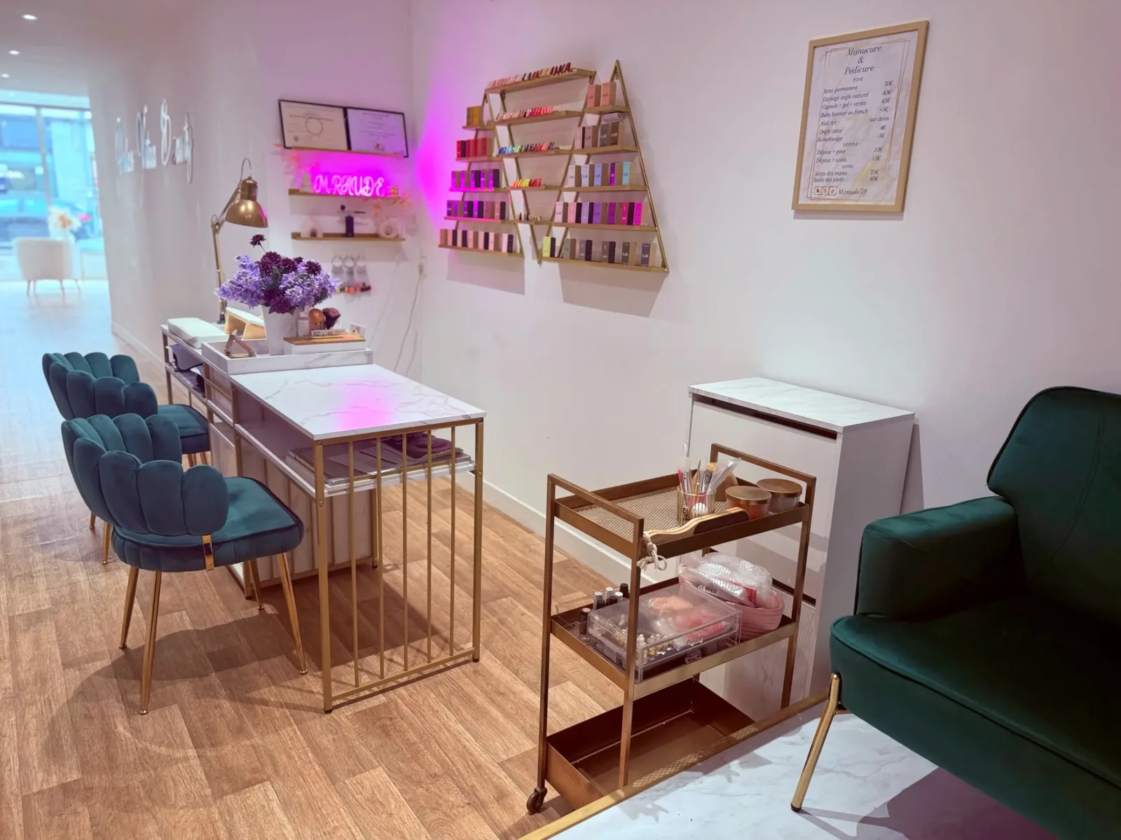 M.raude - Onglerie Loos - Photo de couverture - OneBooking