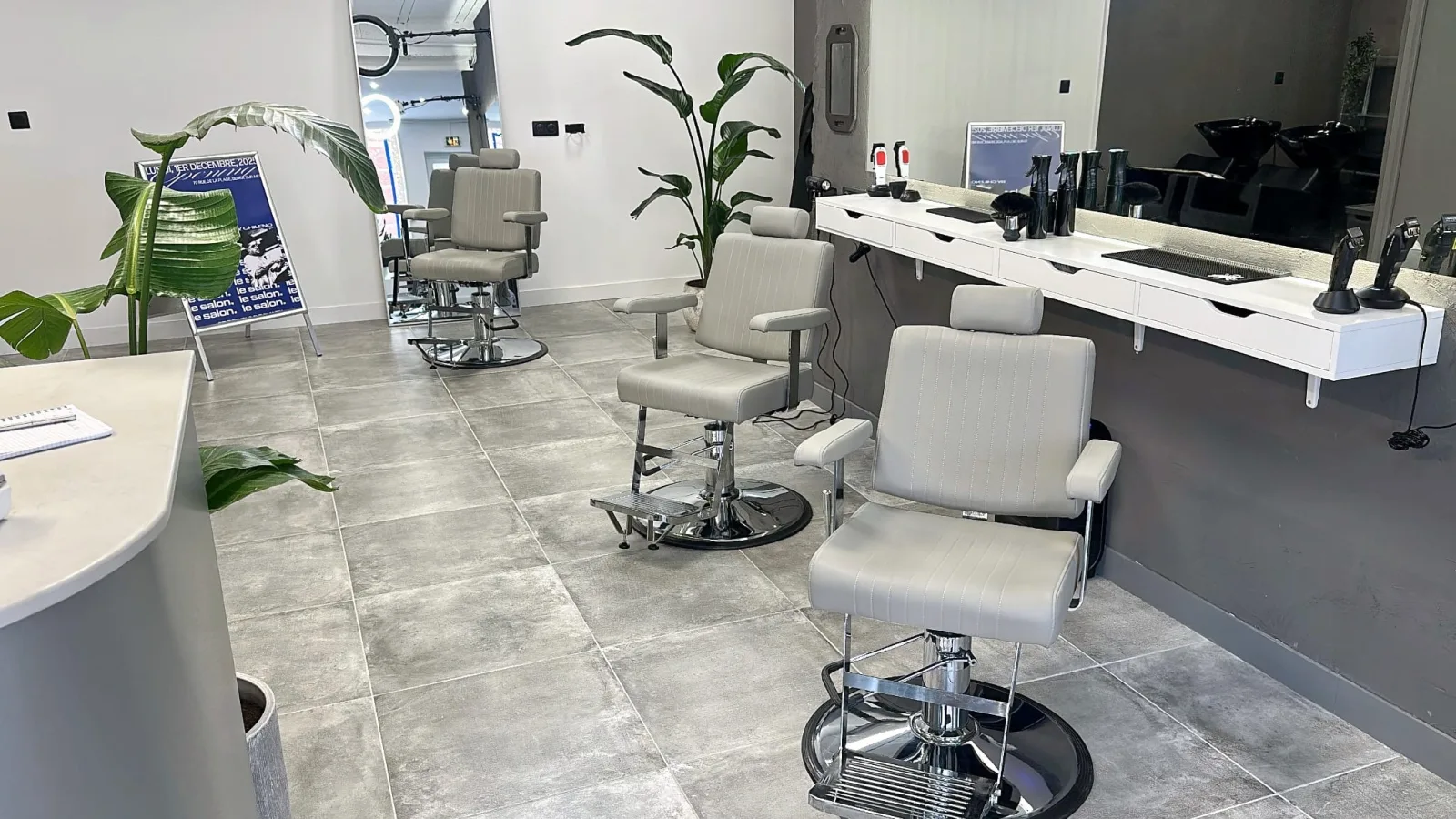 LE SALON by Chileno