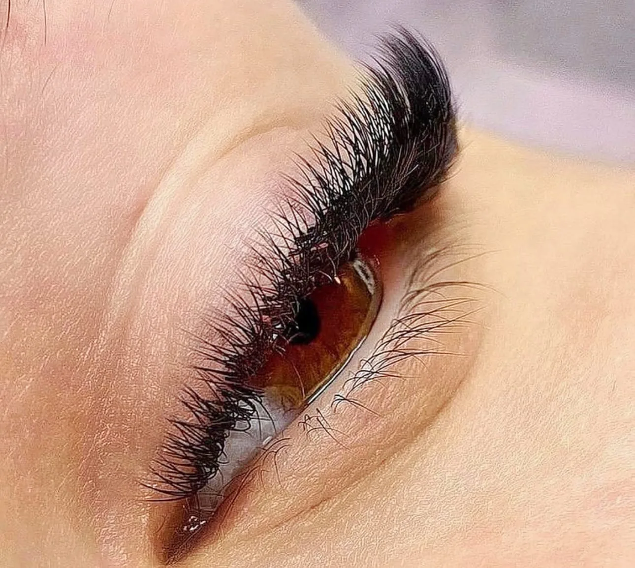 Golden lashes - Onglerie Draguignan - Photo de couverture - OneBooking