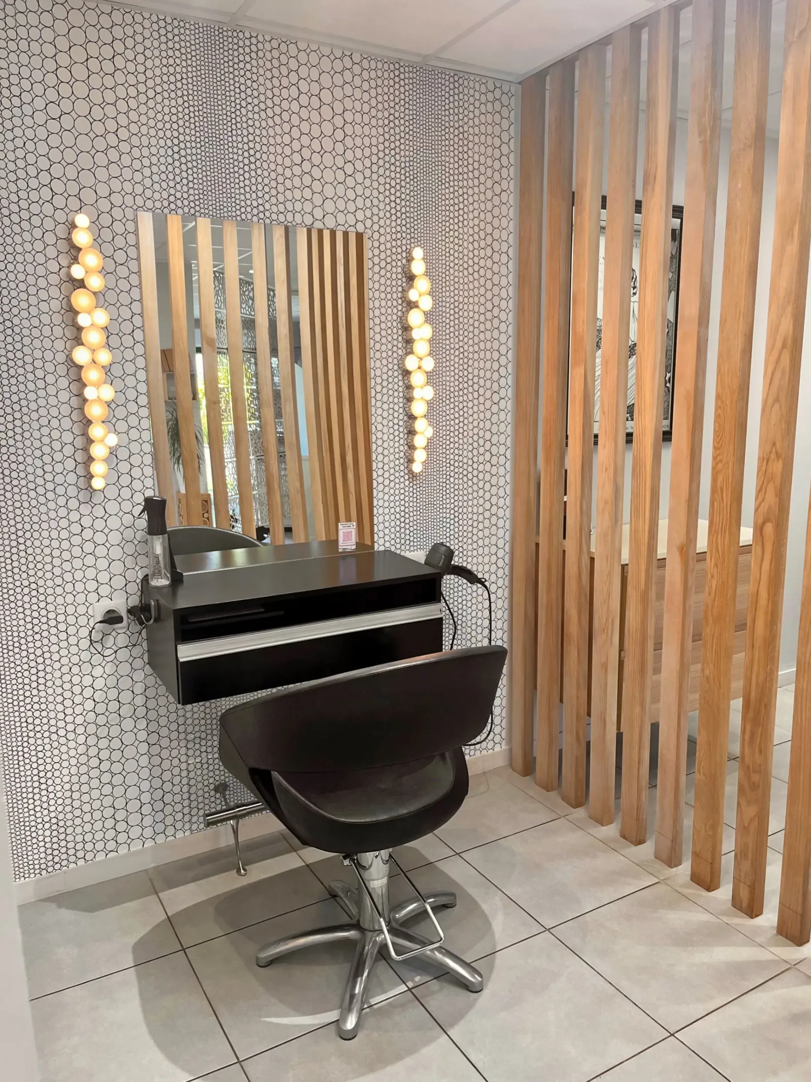 Madame Hélène - Salon de Coiffure Mixte Bio & Végétal - Coiffure Betton - Madame Hélène - Salon de Coiffure Mixte Bio & Végétal - Photo Galerie - OneBooking