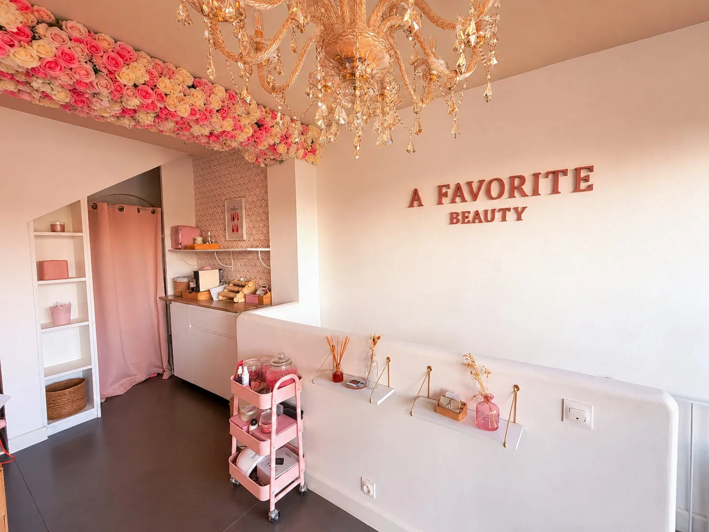 A FAVORITE BEAUTY - Onglerie Gassin - A FAVORITE BEAUTY - Photo Galerie - OneBooking