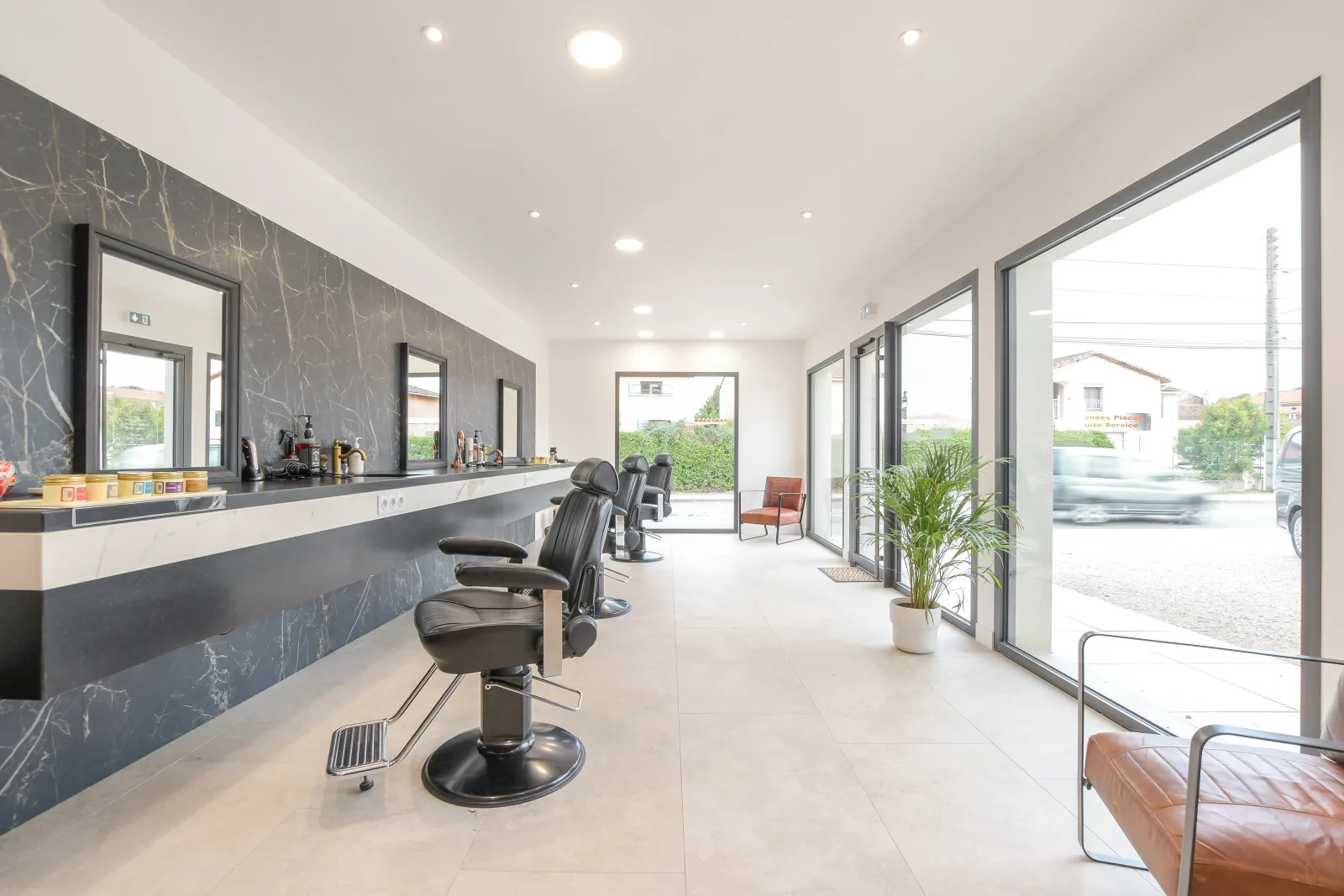 Le kiosque - Jean Eloi Vitry Coiffeur mixte barbier - Coiffure Carbonne - Le kiosque - Jean Eloi Vitry Coiffeur mixte barbier - Photo Galerie - OneBooking