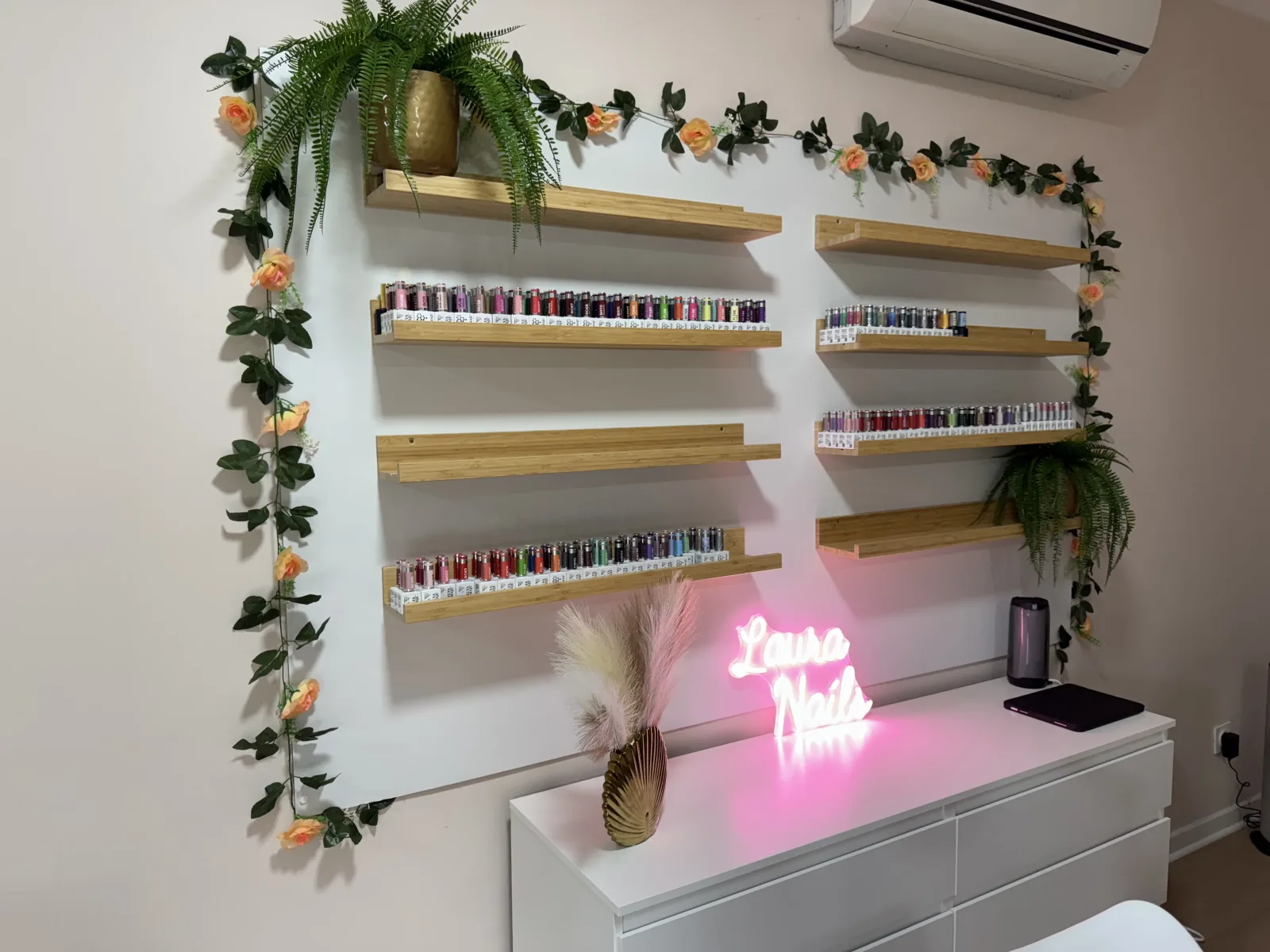 LAURA NAILS FORMATION : Prestations - Onglerie Gémenos - LAURA NAILS FORMATION : Prestations - Photo Galerie - OneBooking