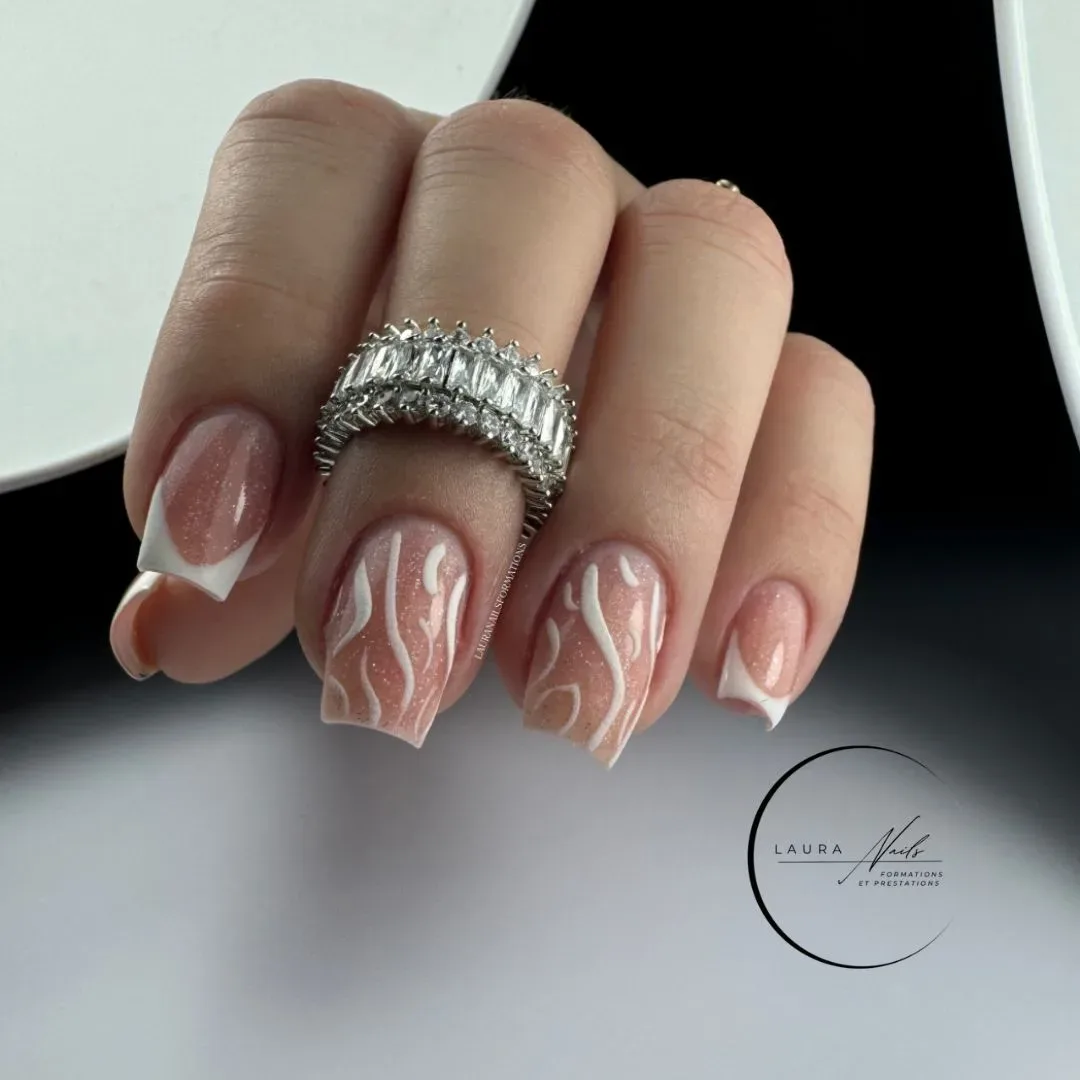 LAURA NAILS FORMATION : Prestations - Onglerie Gémenos - LAURA NAILS FORMATION : Prestations - Photo Galerie - OneBooking