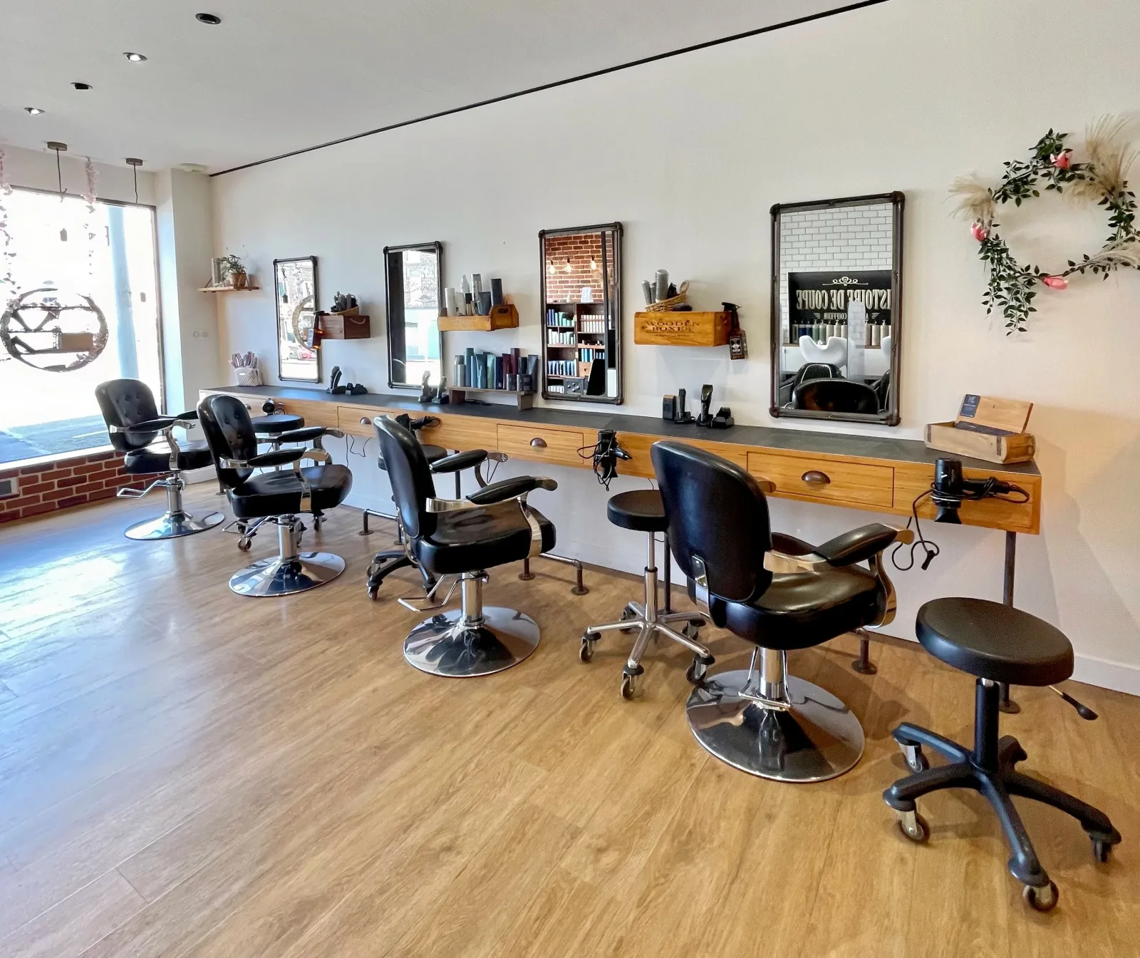 Histoire de Coupe by PEOPLE - Coiffure Le Neubourg - Histoire de Coupe by PEOPLE - Photo Galerie - OneBooking