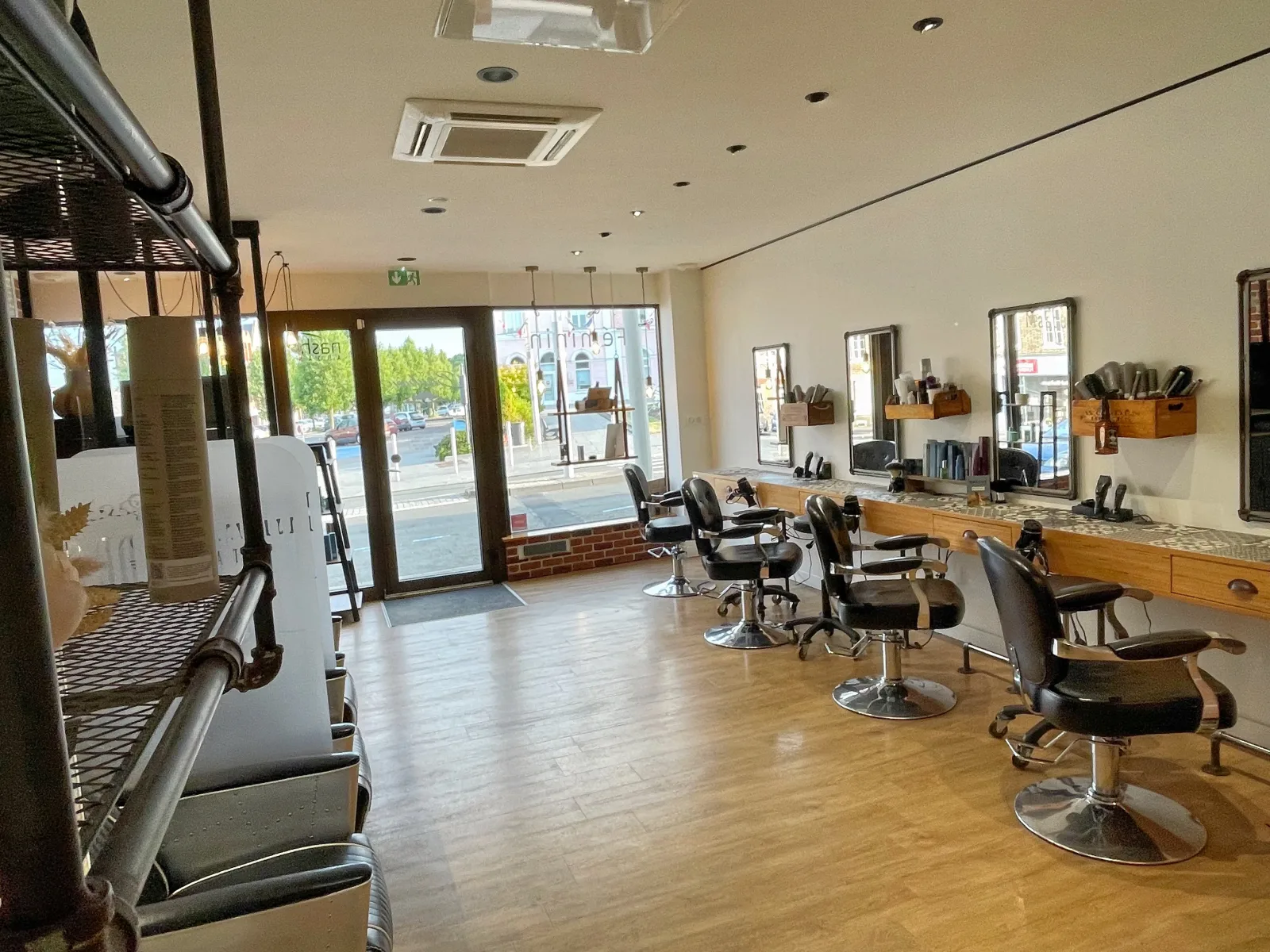 Histoire de Coupe by PEOPLE - Coiffure Le Neubourg - Histoire de Coupe by PEOPLE - Photo Galerie - OneBooking