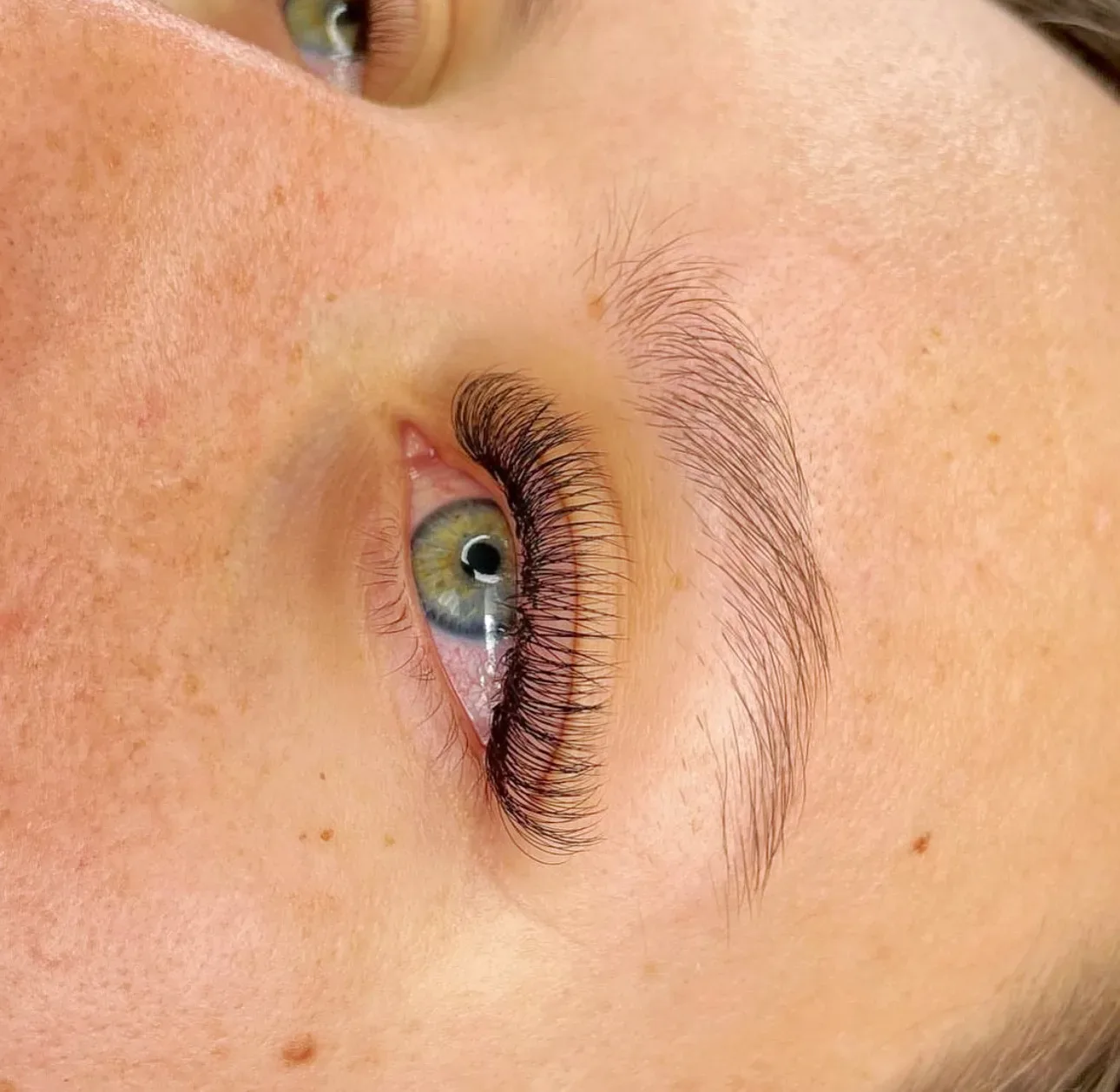 Golden lashes - Onglerie Draguignan - Golden lashes - Photo Galerie - OneBooking