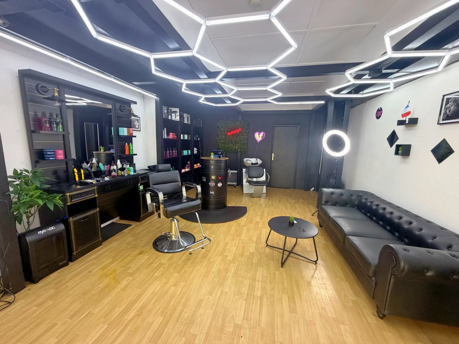 L’atelier des messieurs - Barbier Dole - L’atelier des messieurs - Photo Galerie - OneBooking