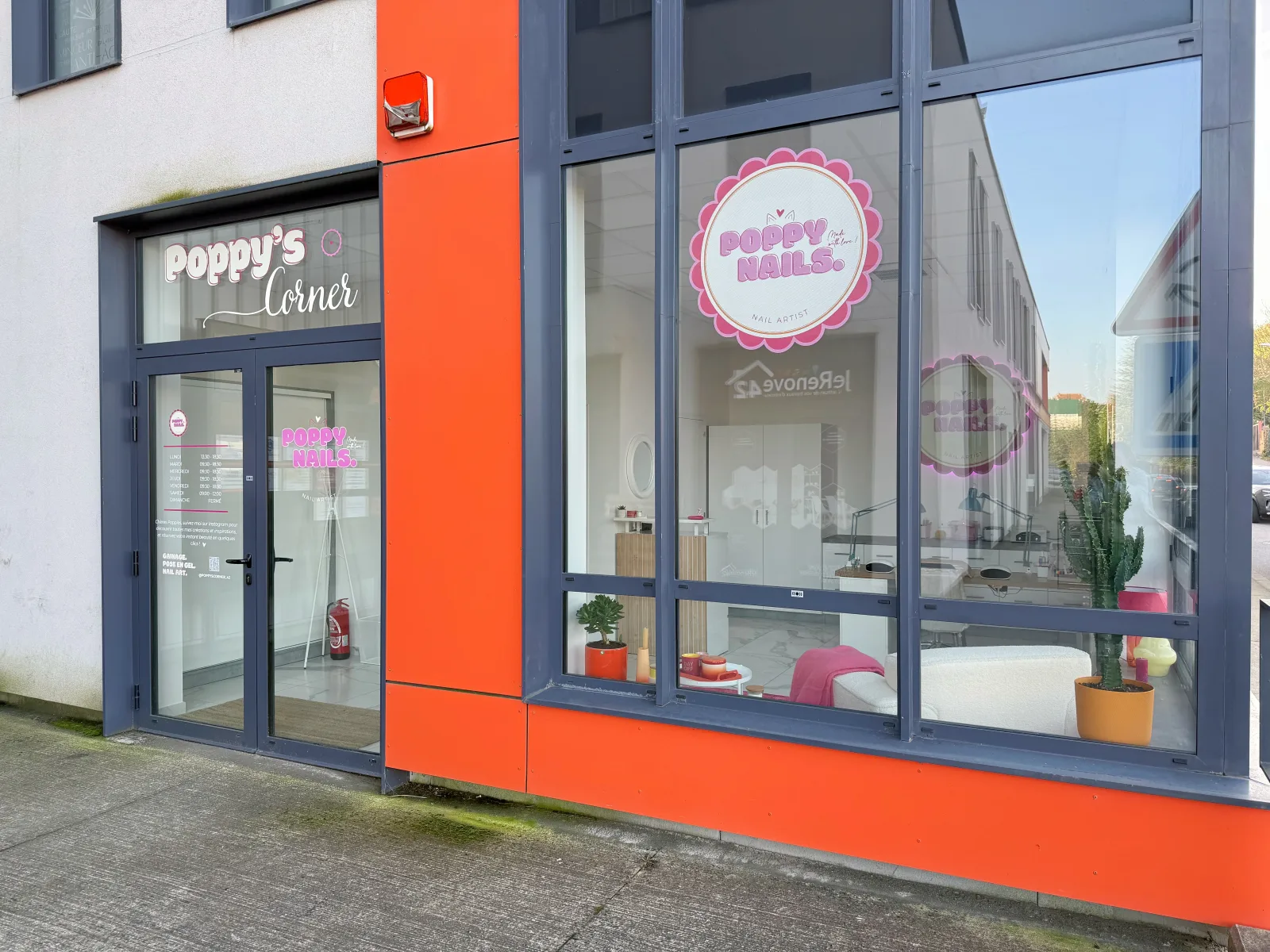 Poppy's Corner - Onglerie Saint-Just-Saint-Rambert - Poppy's Corner - Photo Galerie - OneBooking