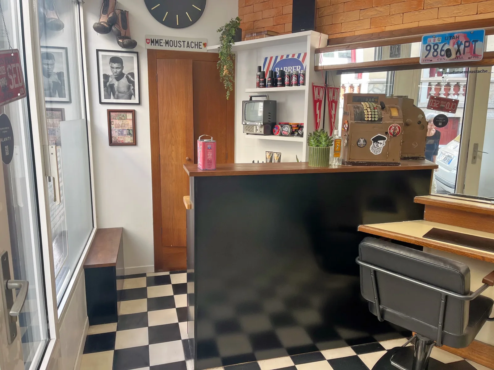 MADAME MOUSTACHE ST - JEAN-DE -LUZ - Coiffure Saint-Jean-de-Luz - MADAME MOUSTACHE ST - JEAN-DE -LUZ - Photo Galerie - OneBooking