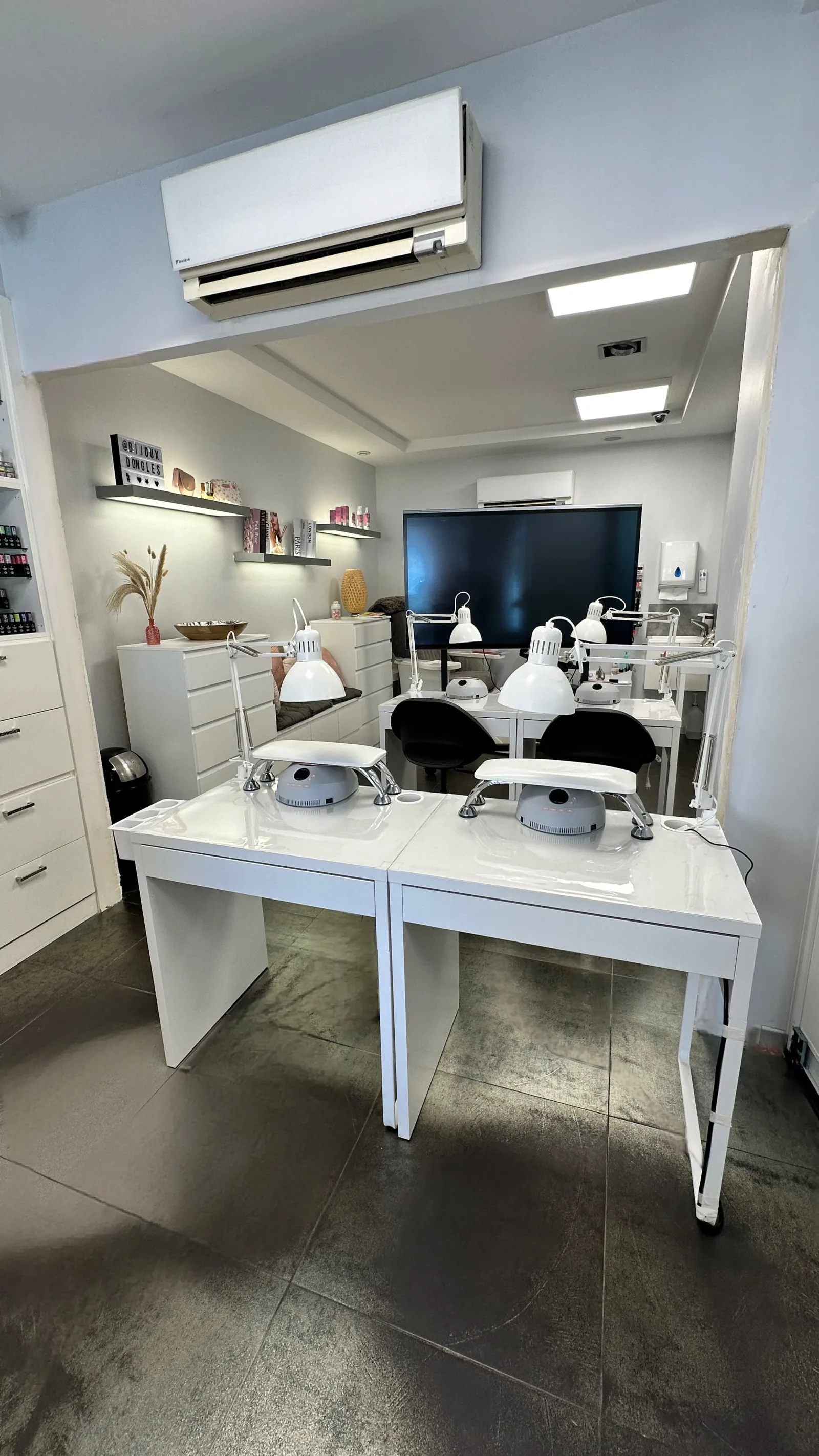 BIJOUX D'ONGLES SANDRA - Institut de beauté Le Lavandou - BIJOUX D'ONGLES SANDRA - Photo Galerie - OneBooking