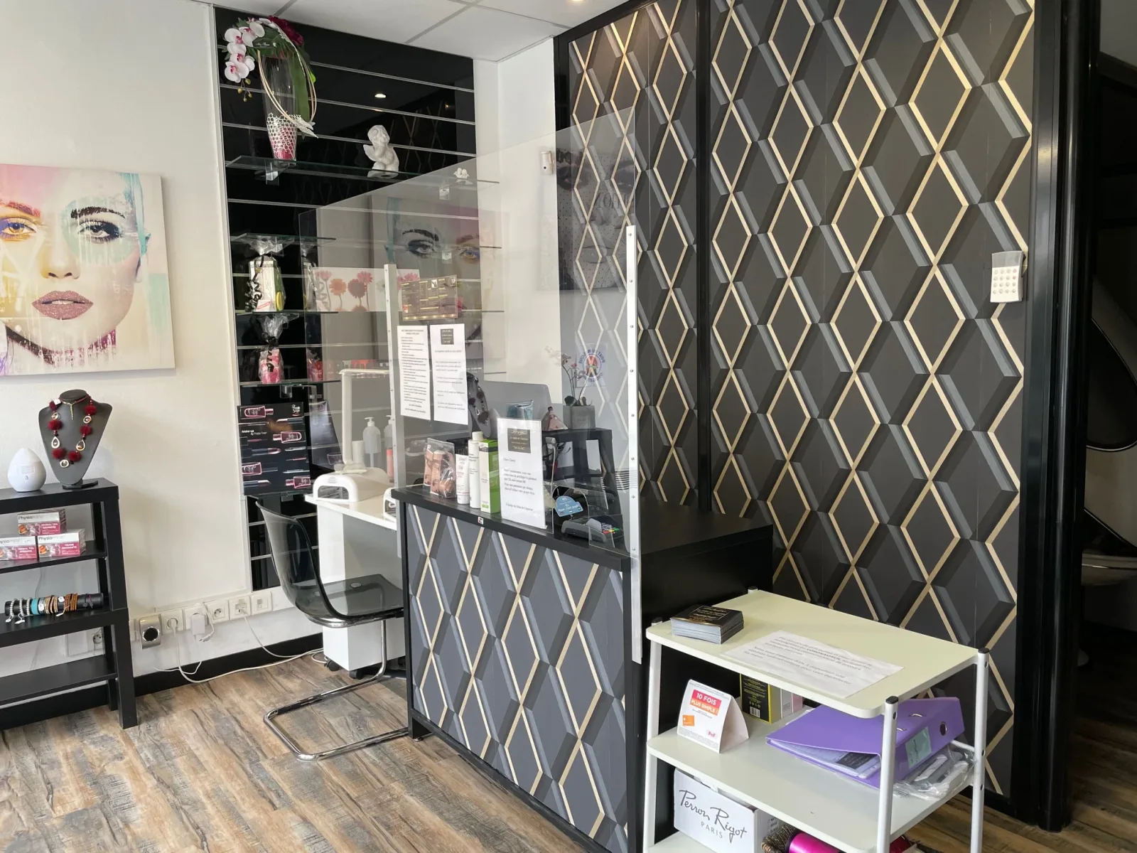 Salon de Capucine - Onglerie Loos - Salon de Capucine - Photo Galerie - OneBooking