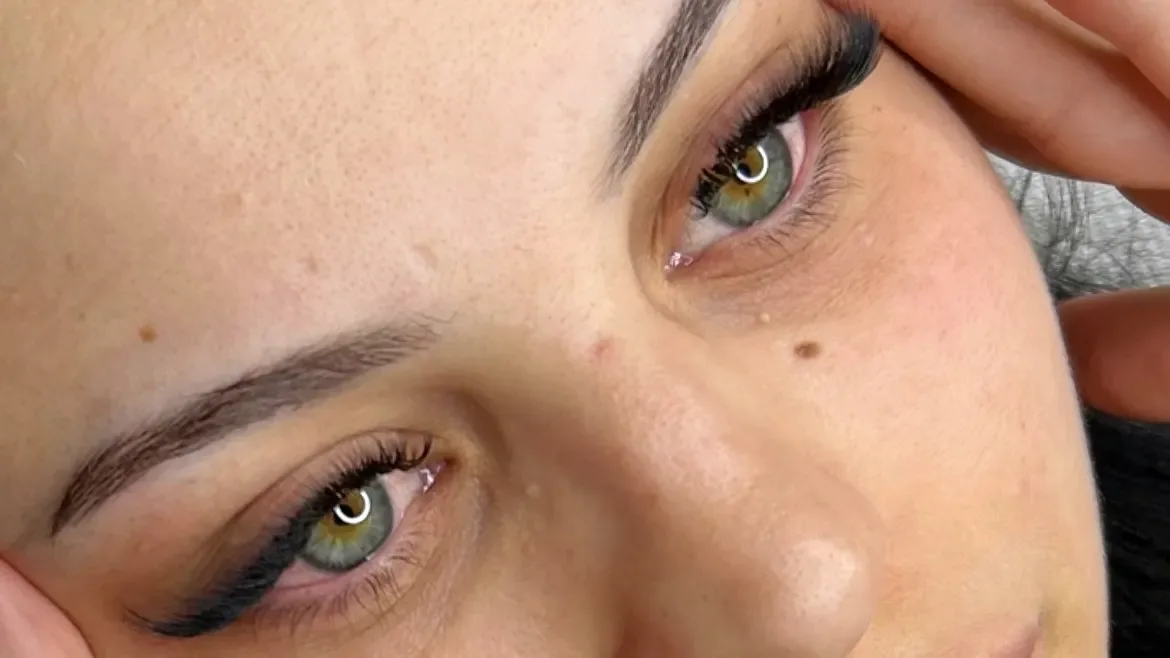 SB Signature Beauty - Sourcils & cils Ferney-Voltaire - SB Signature Beauty - Photo Galerie - OneBooking
