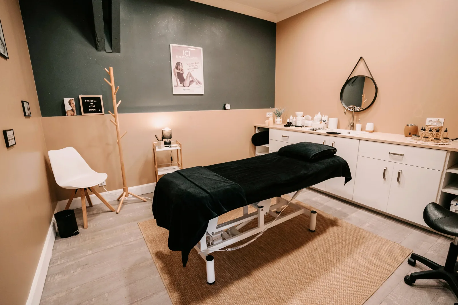Emyderm "Épilation Laser / Électrolyse" - Institut de beauté Dole - Emyderm "Épilation Laser / Électrolyse" - Photo Galerie - OneBooking