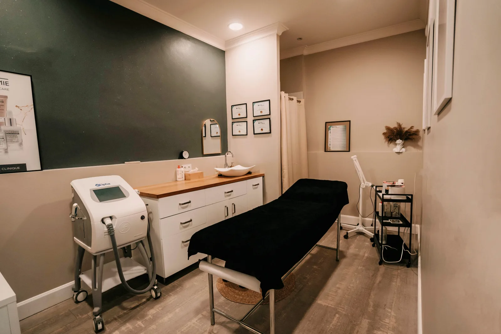 Emyderm "Épilation Laser / Électrolyse" - Institut de beauté Dole - Emyderm "Épilation Laser / Électrolyse" - Photo Galerie - OneBooking