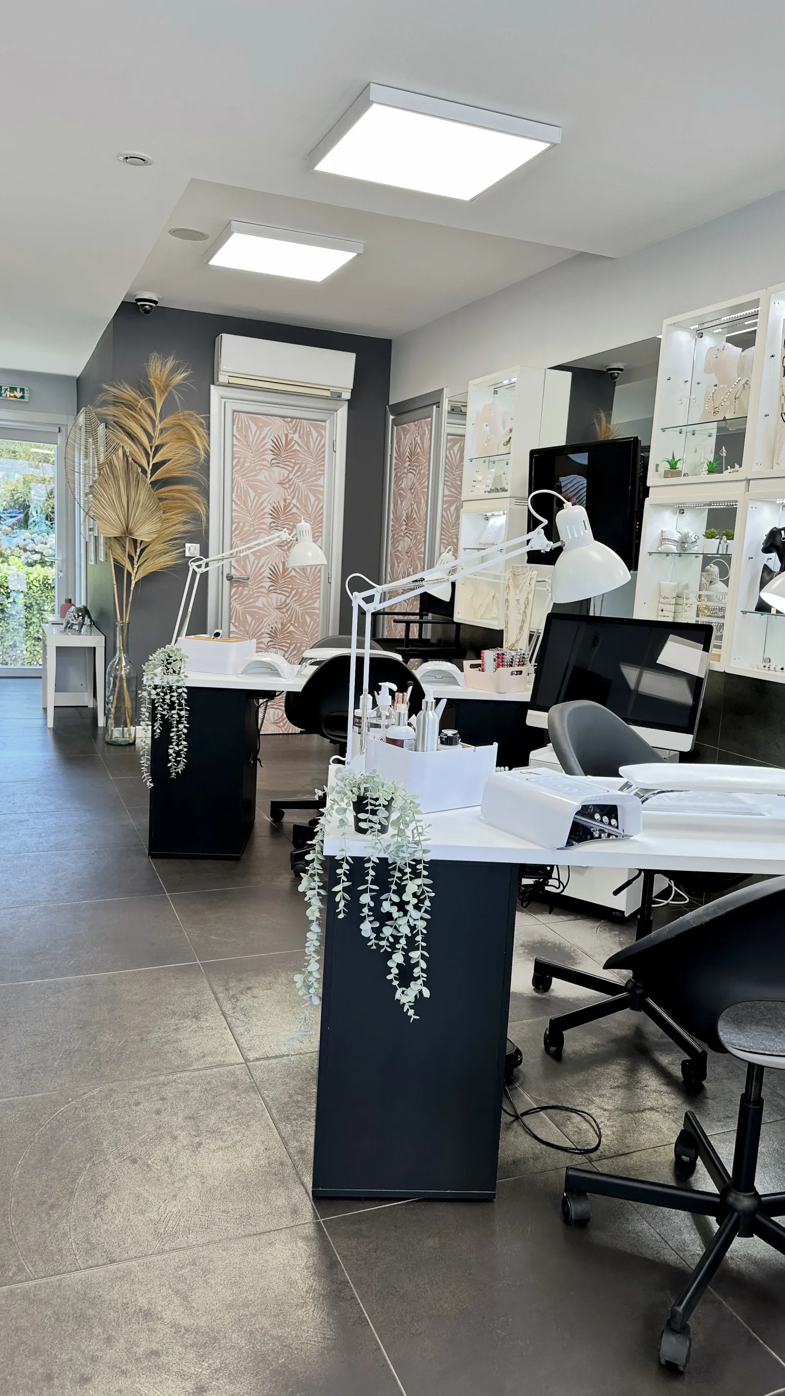 BIJOUX D'ONGLES SANDRA - Institut de beauté Le Lavandou - BIJOUX D'ONGLES SANDRA - Photo Galerie - OneBooking