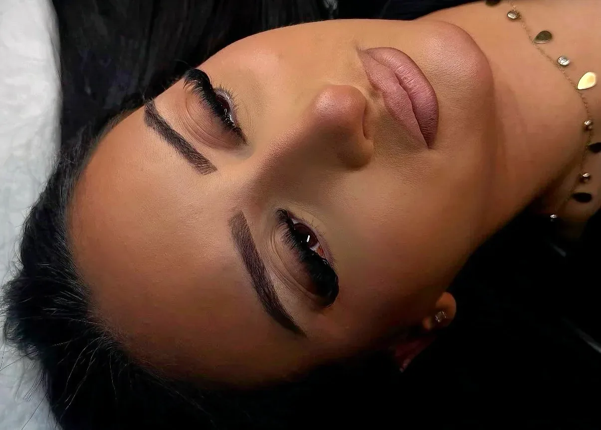 Woman Doll - Sourcils & cils Cenon - Woman Doll - Photo Galerie - OneBooking