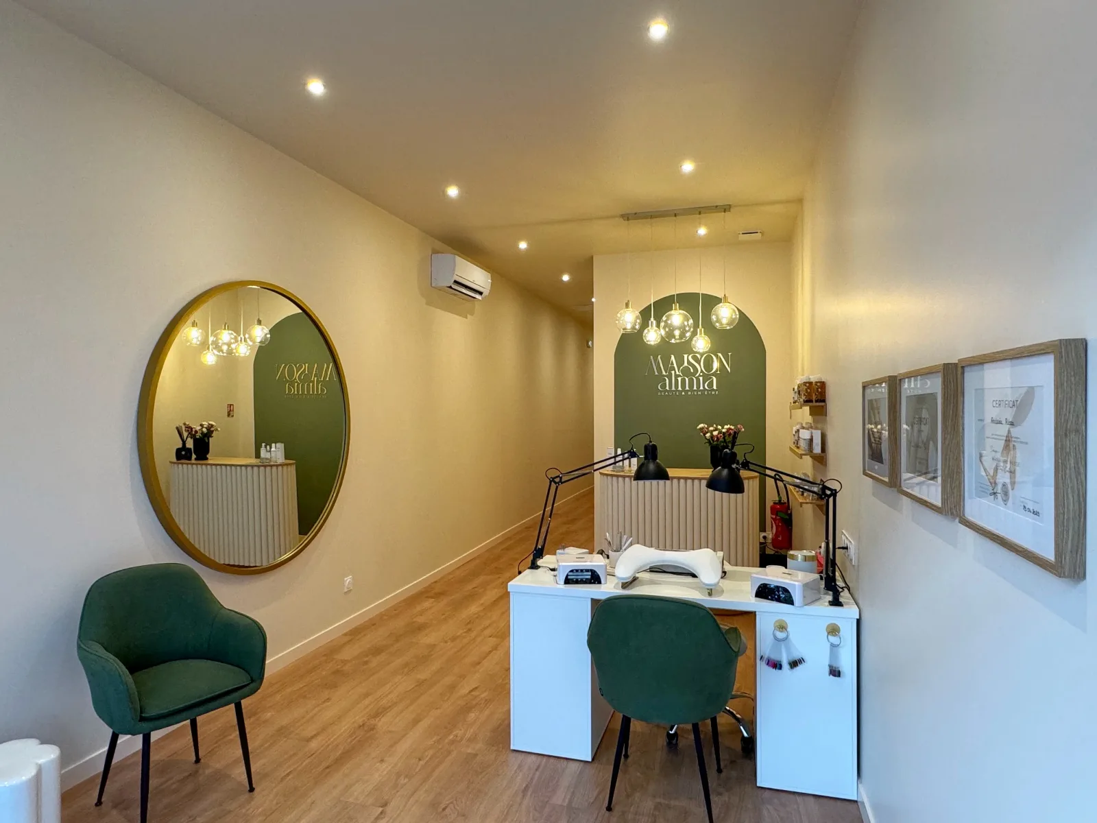 MAISON ALMIA - Onglerie Romans-sur-Isère - MAISON ALMIA - Photo Galerie - OneBooking