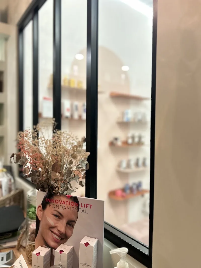 Cils et beauté by Oko - Sourcils & cils Bordeaux - Photo de couverture - OneBooking