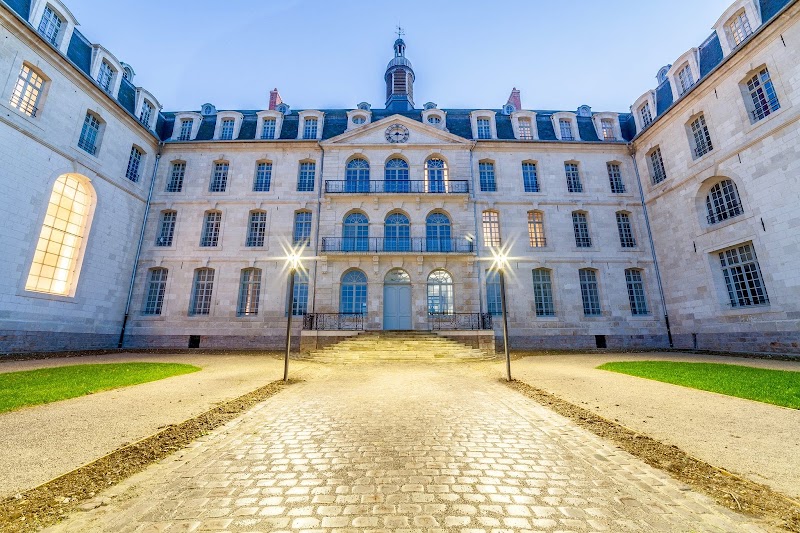 La Parenthèse Envoûtée