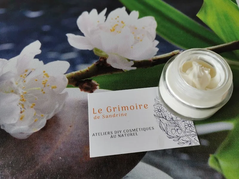 Le Grimoire de Sandrine ️- Ateliers parfums, rouges à lèvres et cosmétiques au naturel à Nantes - Maquillage Nantes - Photo de couverture - OneBooking