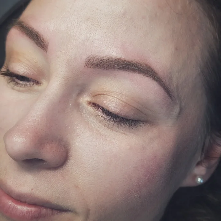 Blush france - Sourcils & cils Bordeaux - Photo de couverture - OneBooking