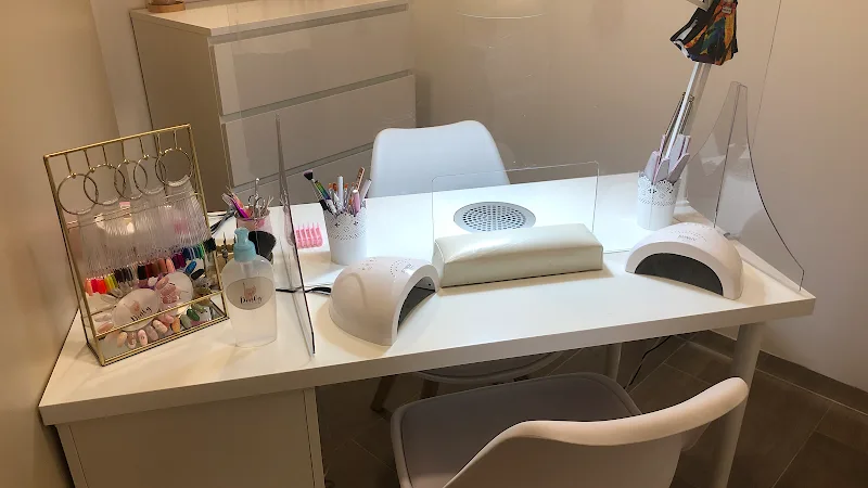 Pinky Nail Room