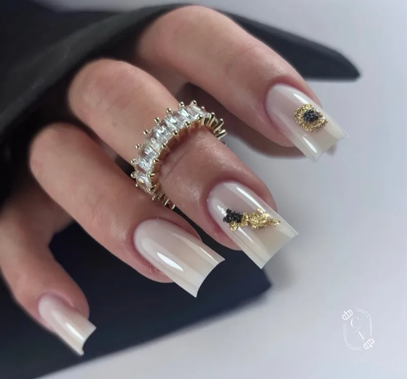 Carré Noble | Manucure Russe & Regard Signature - Onglerie Besançon - Photo de couverture - OneBooking