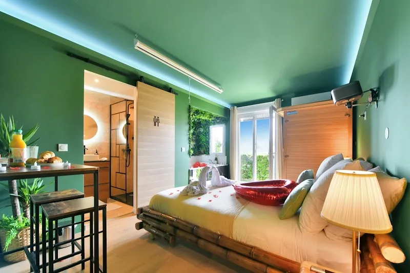 Jungle Room - SPA | Sauna | Jacuzzi | Vidéo-projecteur | Love Room - Spa Cannes - Photo de couverture - OneBooking