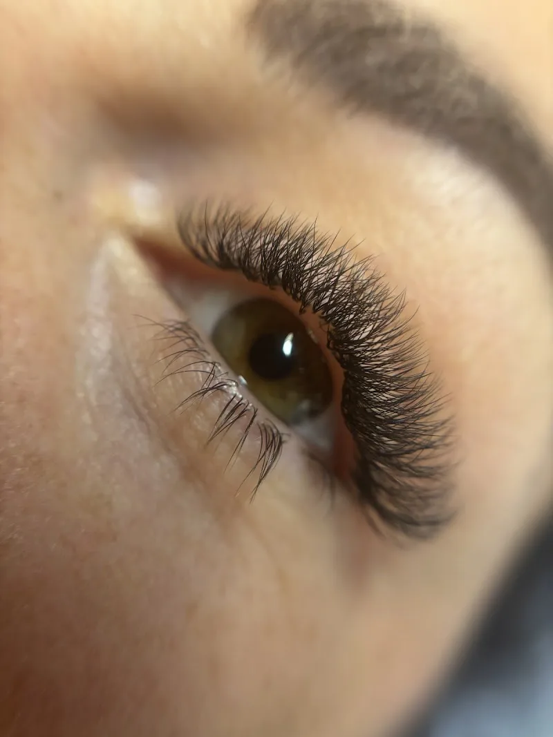 ROYAUME CILS - Extensions de cils à Grenoble - Sourcils & cils Grenoble - Photo de couverture - OneBooking