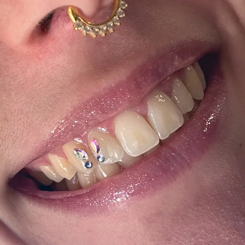 Samantha Vonviper Nail Artist , Strass dentaire, Make-up Artist