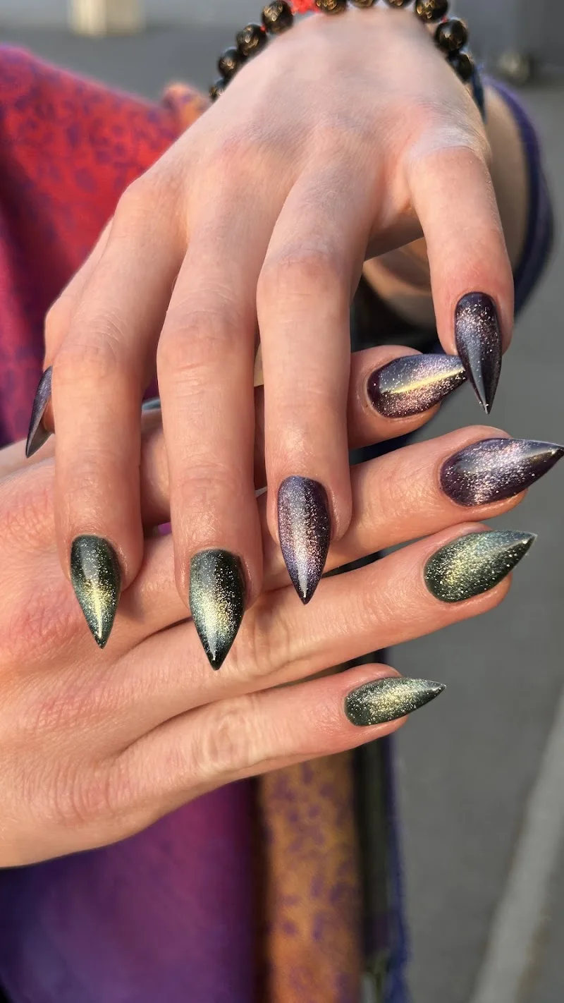 Gossip Nails