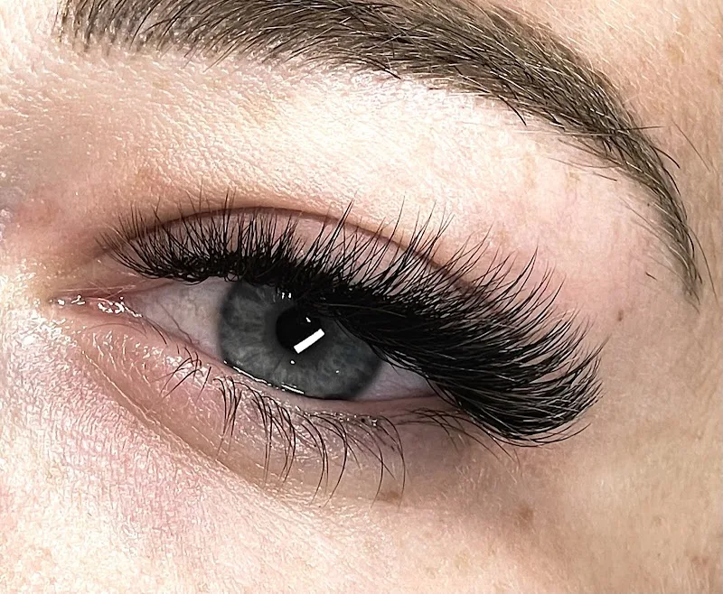 Rokaya Lashes | Beauté et extensions de cils - Sourcils & cils Bordeaux - Photo de couverture - OneBooking
