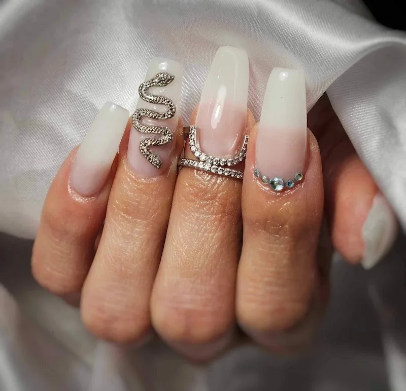 MC beauty cils nails - Onglerie Reims - Photo de couverture - OneBooking
