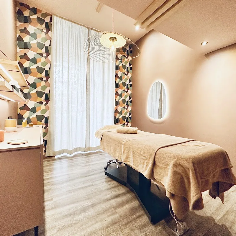 Mademoiselle Biloba - Institut, Eshop - Onglerie Lille - Photo de couverture - OneBooking