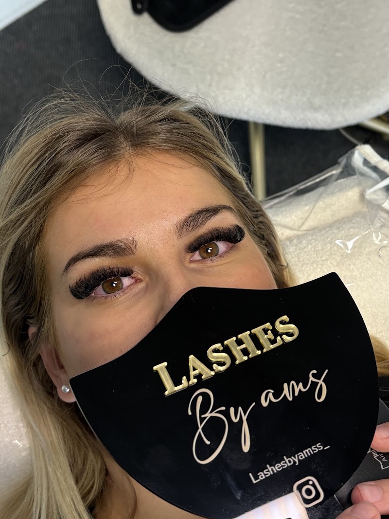 Lashesbyamss - Sourcils & cils Nantes - Photo de couverture - OneBooking