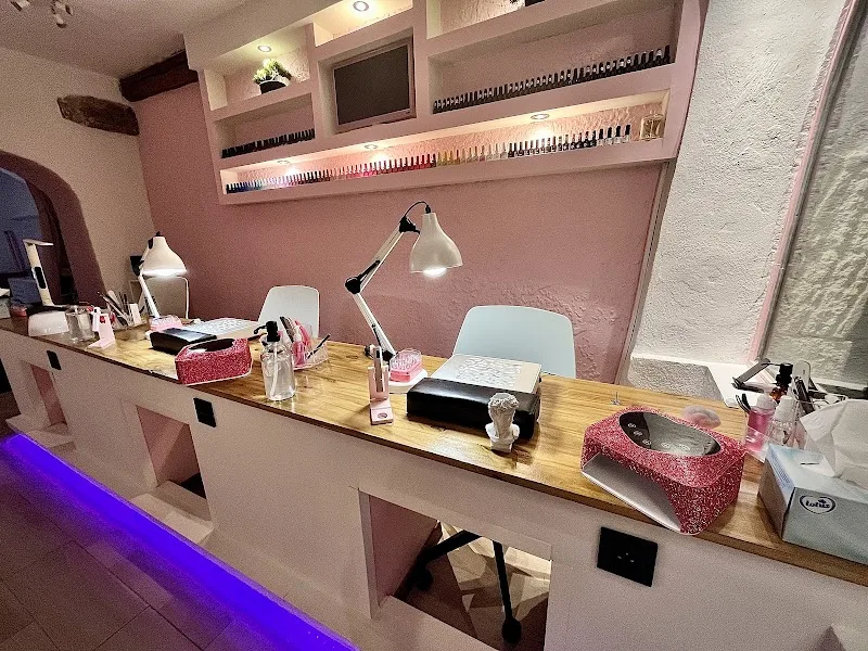 L'arène a ongles (Ongles nimes) prothésiste ongulaire - Onglerie Nîmes - Photo de couverture - OneBooking