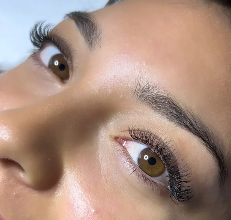 Anne Rzo Beauty - Sourcils & cils Bordeaux - Photo de couverture - OneBooking