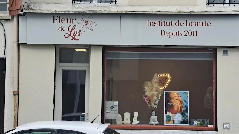 Fleur De Lys - Onglerie Reims - Photo de couverture - OneBooking