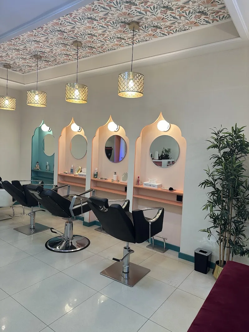 Beauty Queen République - Sourcils & cils Paris - Photo de couverture - OneBooking