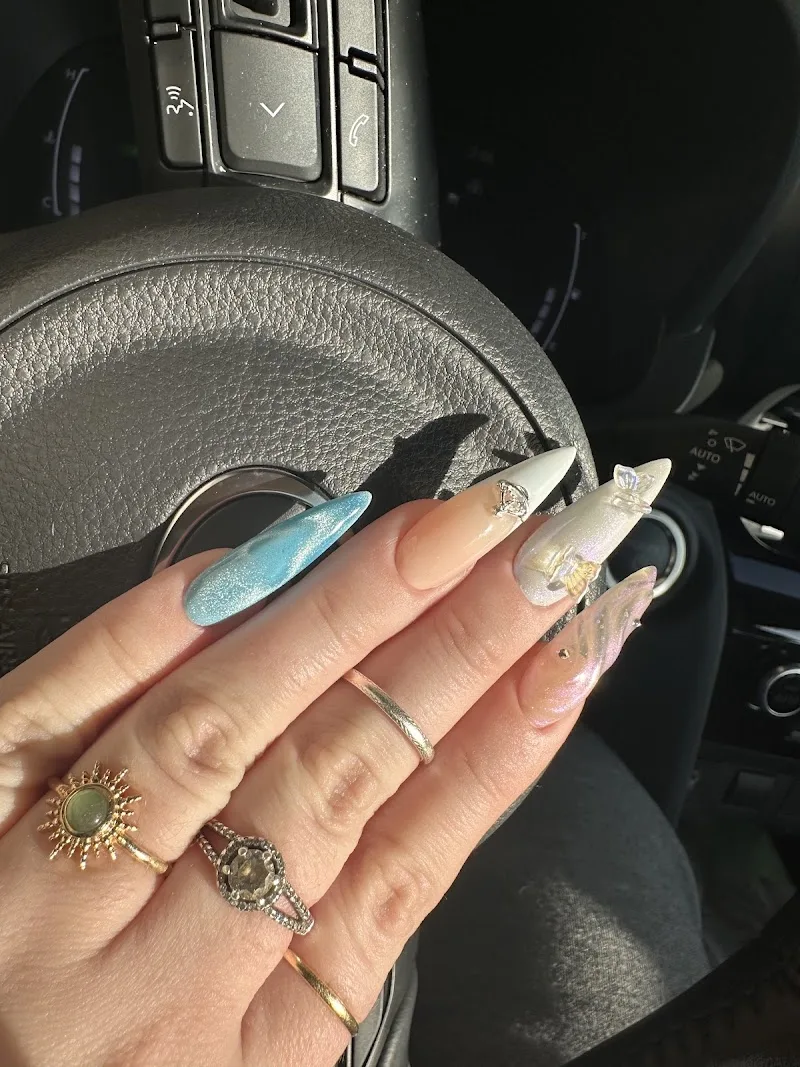 Handy Fox Nails