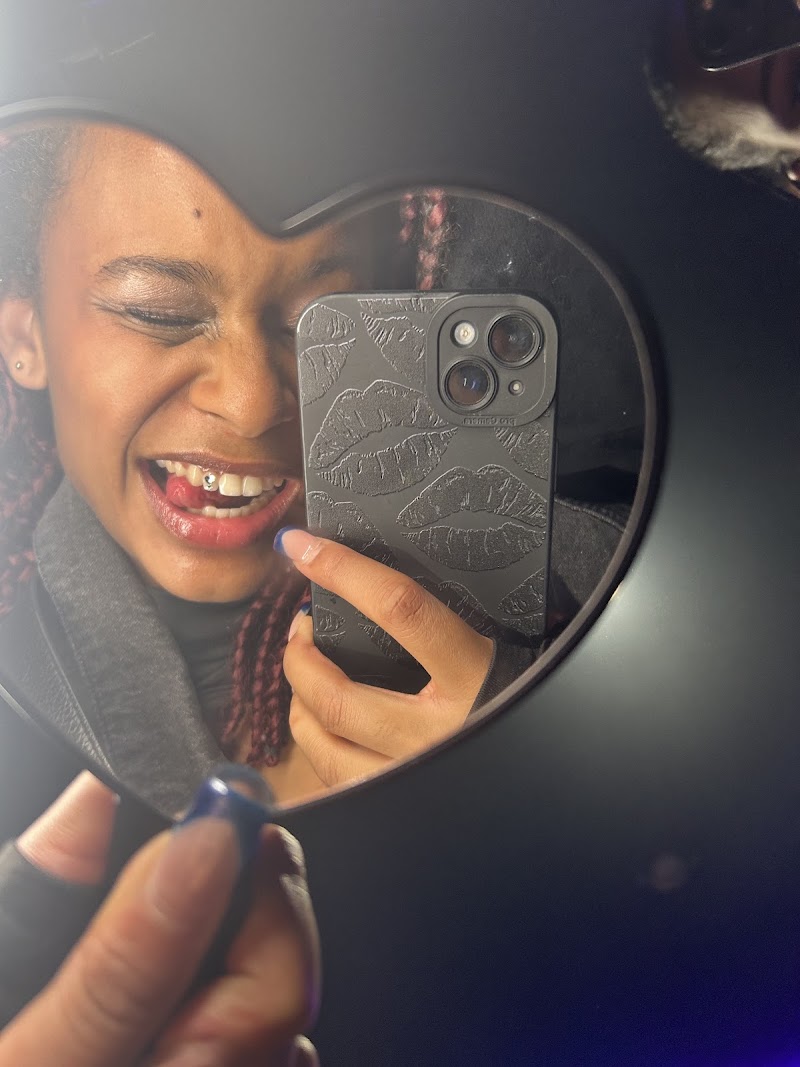 Strass Toi ( Strass dentaire, blanchiment dentaire, extensions de cils, Rennes)