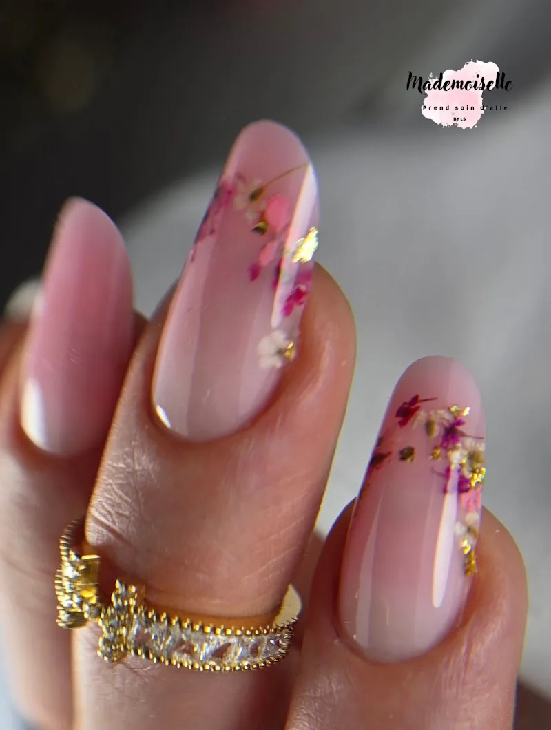 Mademoiselle prend soin d'elle by ls