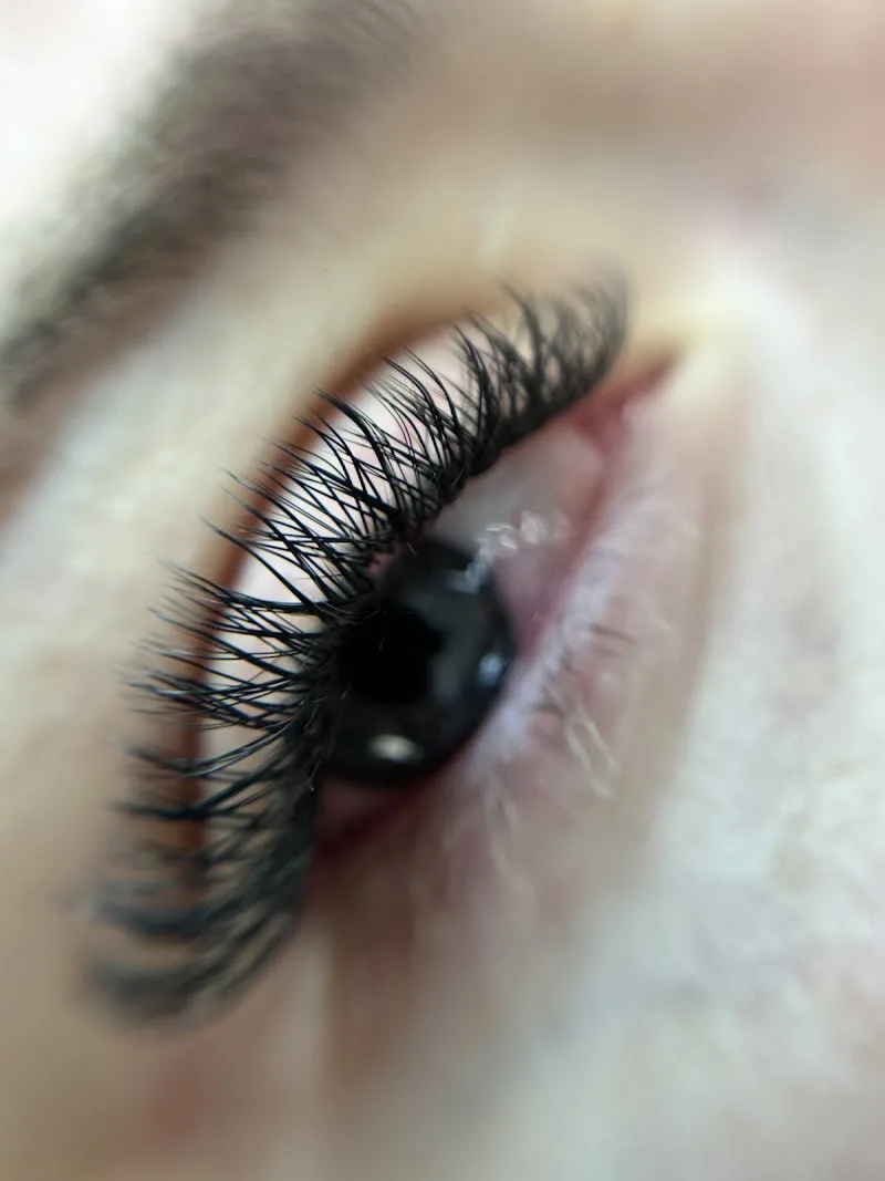 Rock’n cils - Sourcils & cils Lyon - Photo de couverture - OneBooking