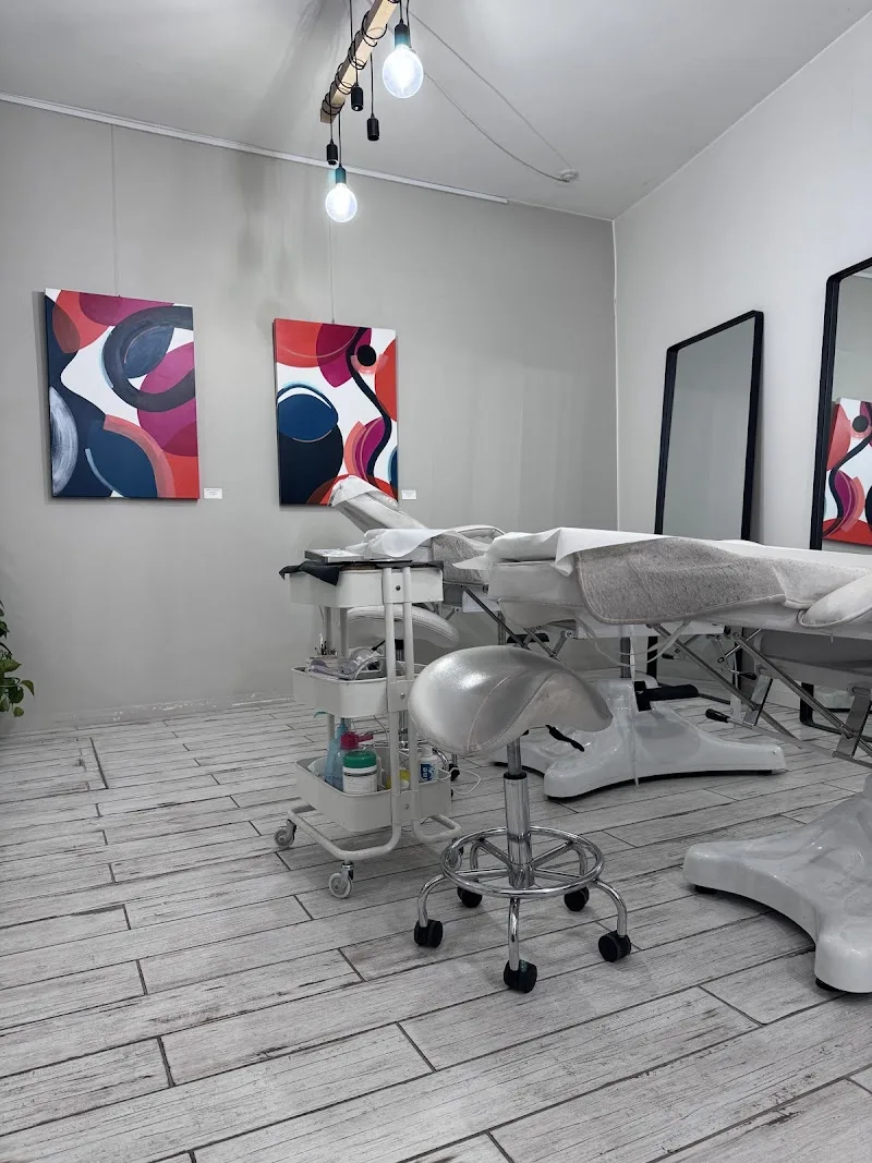 Le Regard Revolver - Sourcils & cils Paris - Photo de couverture - OneBooking