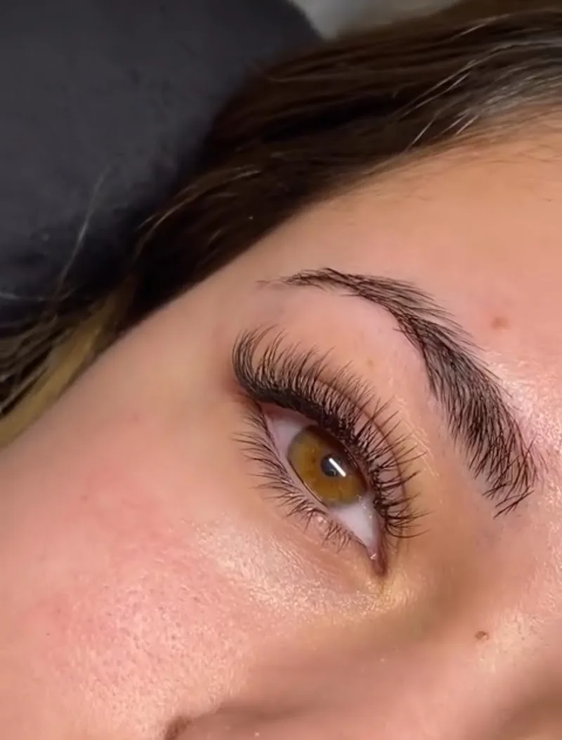 FRENCH EYELASH - Extensions de cils et blanchiment dentaire - Sourcils & cils Bordeaux - Photo de couverture - OneBooking