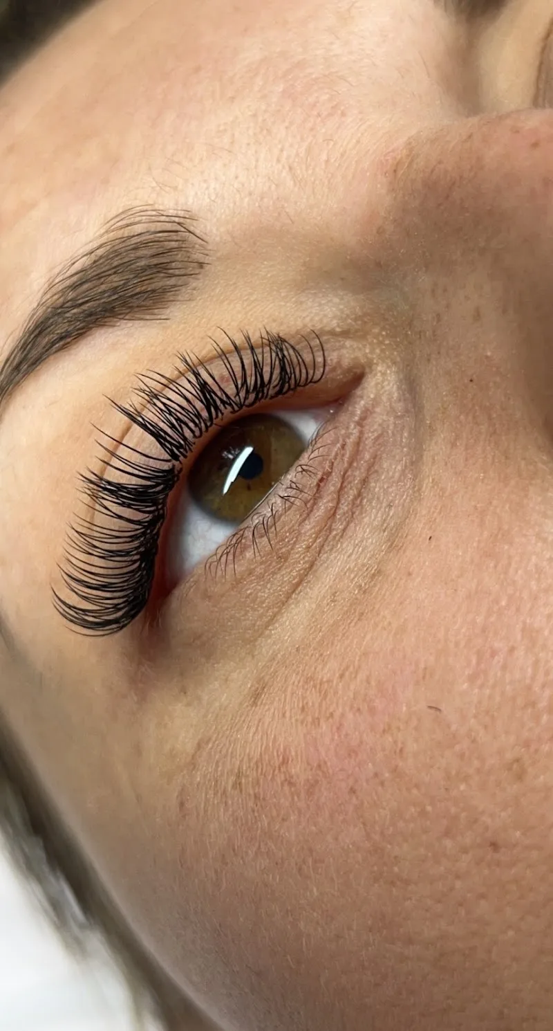 Samlbeauty ongles Parigné l’évêque - Sourcils & cils Le Mans - Photo de couverture - OneBooking
